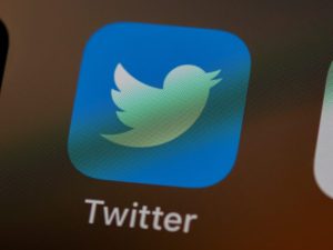 Ingresos publicitarios de Twitter en EE.UU. se desploman