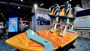 Primera montaña rusa de "surf" en el mundo inaugura parque temático en Orlando