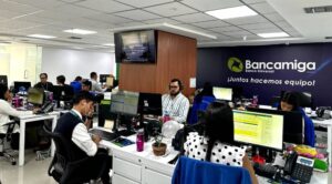 Imagen destacada. Colaboradores en oficina de Bancamiga