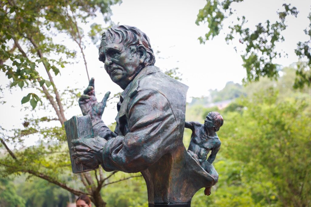 Alcaldía de Baruta colocó busto de Rafael Cadenas en el Parque de Los Escritores