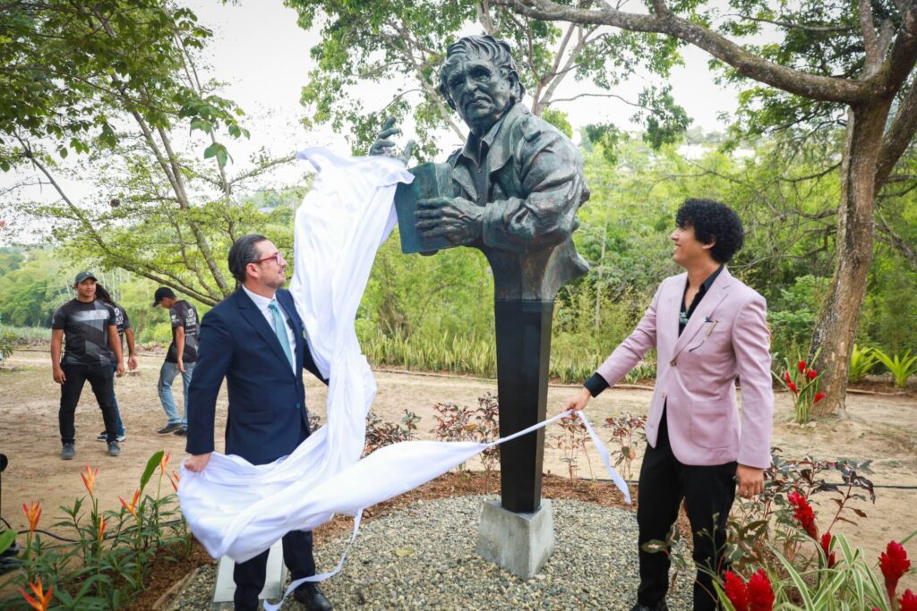 Rafael Cadenas Busto Parque de Los Escritores