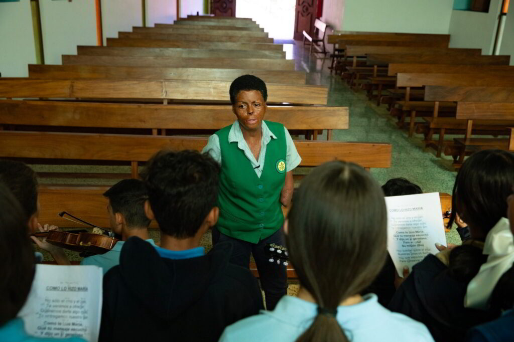 3ra imagen referencial para acompanar texto Belkis con el coro Bancamiga