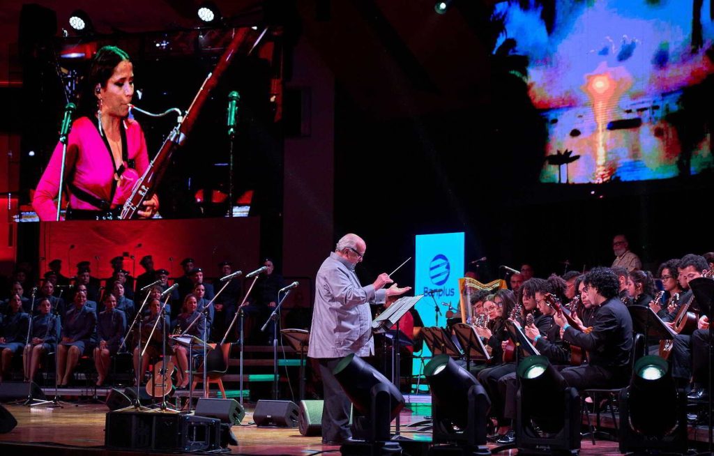 Banplus celebró su aniversario número 18 cargado de venezolanidad 2 Maestro Miguel Delgado Estevez dirigiendo en los 18 anos de Banplus