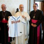 León XIV ya tiene su camisa personalizada del Team Béisbol Venezuela