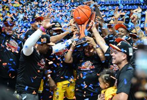 Los campeones de Gaiteros junto a Jagi Caps tuvieron jornada memorable de autógrafos