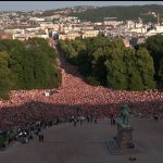 Marea de 90 mil almas rinde tributo a los héroes de Noruega
